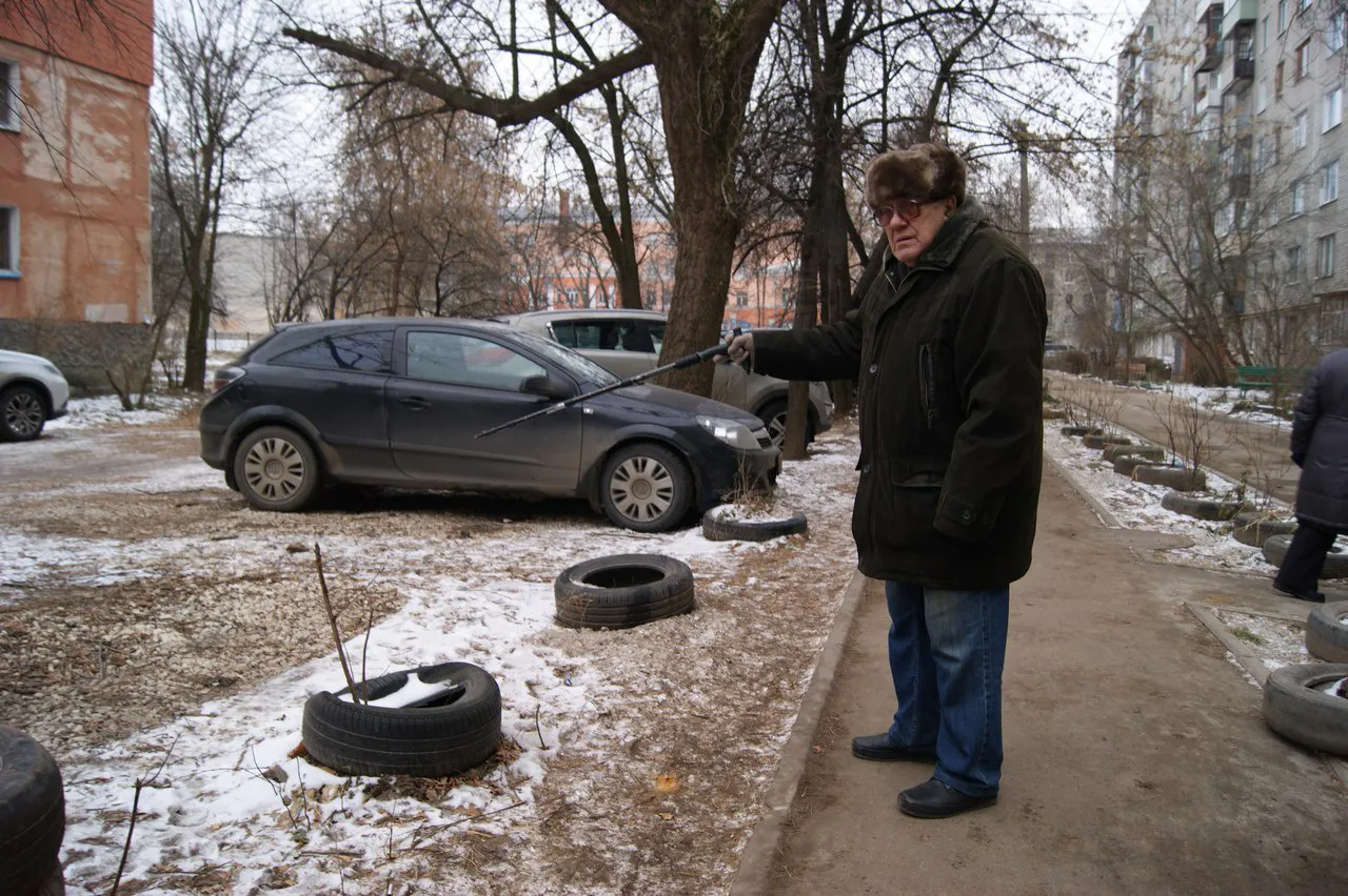 Парковка во дворах: рязанцы лентами и цепями защищают территорию