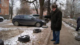 Парковка во дворах: рязанцы лентами и цепями защищают территорию