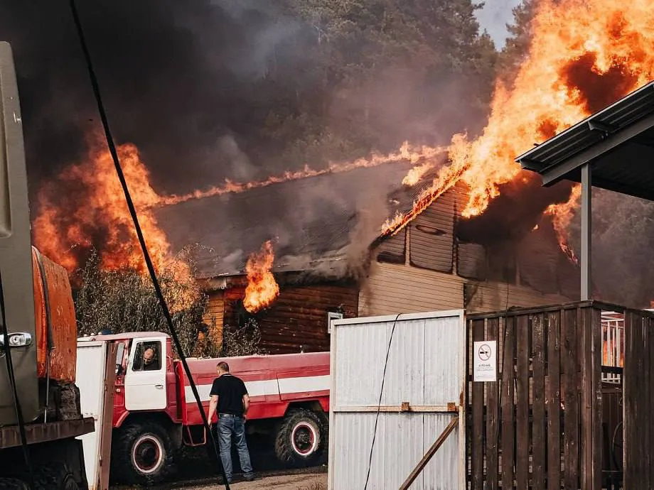 В Боровецком лесу пожарные пытаются справиться с огнем