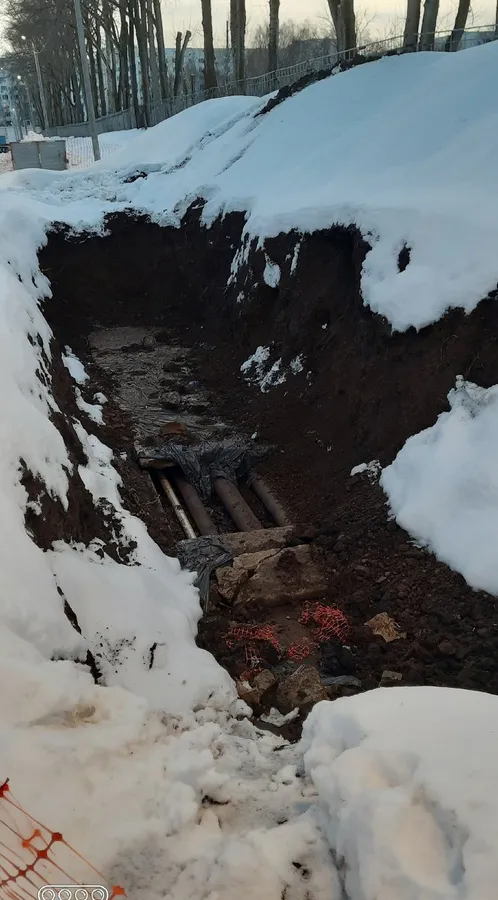 «Рядом с детским садиком выкопали яму месяц назад и забыли закопать»