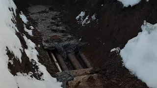 «Рядом с детским садиком выкопали яму месяц назад и забыли закопать»