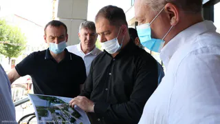 Окос травы, ремонт лестницы на Маяковского, парковка на Ленина: Владимир Бурмистров провел выездное совещание