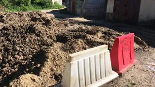 “И так сойдет!”: из-за перекопанной дороги жители Октябрьского городка не могут попасть на улицу Строителей