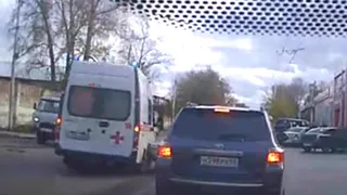 Ехала по встречке: на Островского скорая попала в ДТП