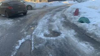 “Ногу сломать - как нечего делать”: рязанка пожаловалась на качество уборки Октябрьского городка