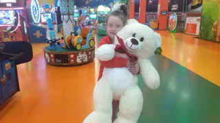 Глава Брянска помогла неизлечимо больной девочке попасть в парк развлечений