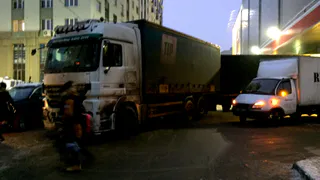 Грузовик в утренний час-пик полностью заблокировал улицу у ТЦ "Виктория Плаза"