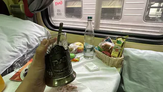 Соседи по плацкарту не пустили поесть за столиком: мой хитроумный план сработал - как я заставил их передумать