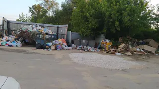 Мусор не вывозят больше недели: как выглядит контейнерная площадка на Щорса