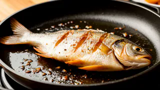 Жарим рыбу без брызг и вони на всю квартиру: 7 способов для идеальной сковороды

