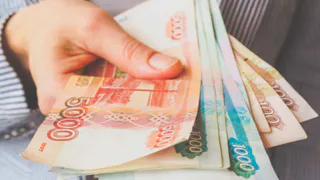 Россиянам решили срочно выплатить 10 000 рублей от ПФР. Названа дата перевода на карту