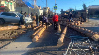 В Путятине фура с бревнами врезалась в забор районного суда