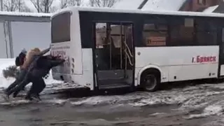 Пассажиры вытолкали застрявший на Флотской в Брянске автобус