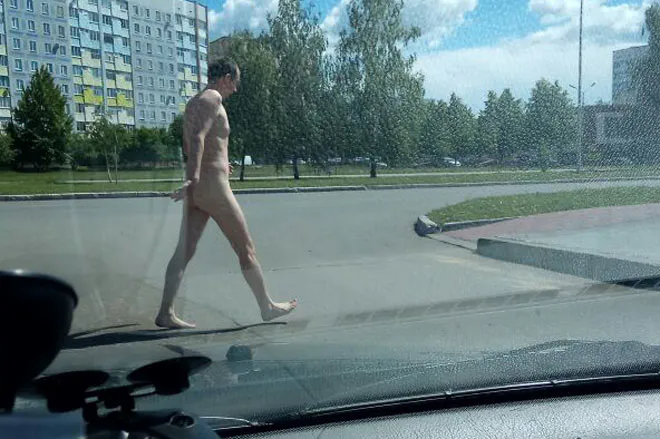 Голый мужчина был замечен в Нижнекамске на одном из проспектов