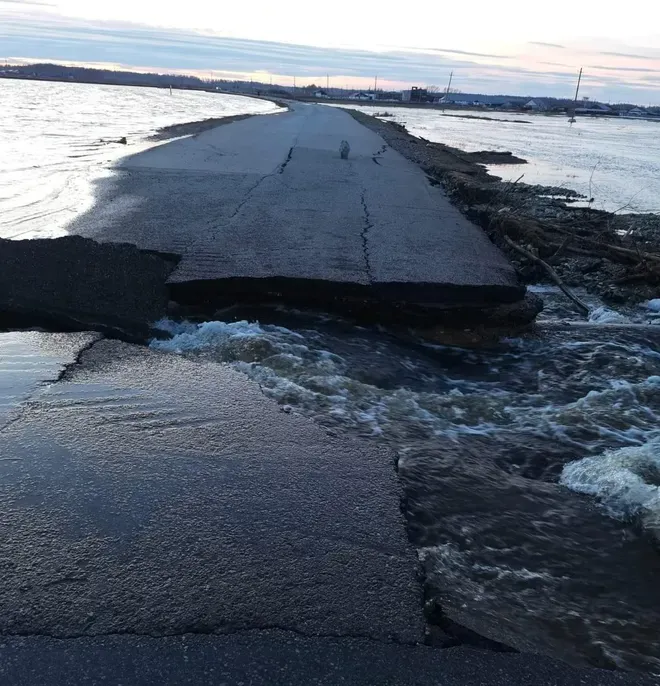 Трассу Магнитогорск – Карталы размыло на въезде в село Париж