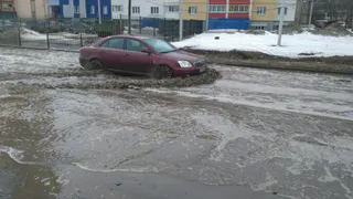 Рязанцы штурмуют лужи в центре города