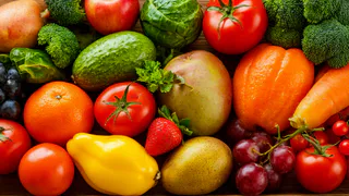 «Если хотите жить долго»: доктор Мясников назвал продукты, которые обязательно должны быть в рационе женщин 40+