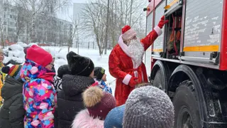 «И волшебник, и спасатель»: в ковровский детский сад пришёл пожарный Дед Мороз