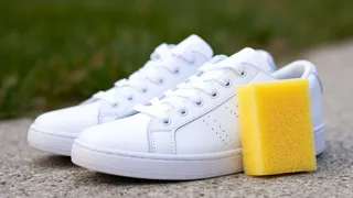 Смочила половинку губки и протерла белую подошву - все домашние ахнули. Даже вековые пятна испарились 