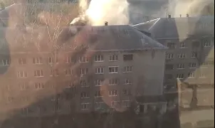 Момент пожара в здании бывшего общежития в Рязани попал на камеру