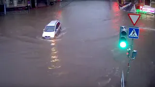 Перекресток в центре Рязани оказался под водой - видео