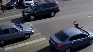 В центре Рязани иномарка сбила подростка - видео