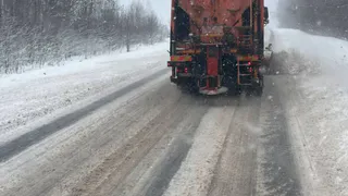 В Брянске продолжают убирать снег