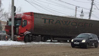 На Московском шоссе водитель фуры не справился с управлением и врезался в столб: подробности ДТП