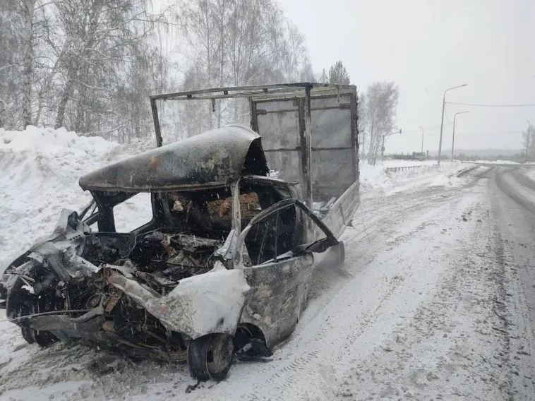 На трассе загорелся грузовой автомобиль