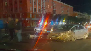 На мосту у Дома Художника столкнулись BMW, Honda и Приора - страшное ночное ДТП