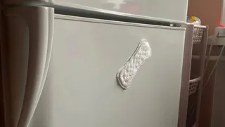 Приклеила прокладку под холодильник — теперь не могу нарадоваться: жить в доме сразу стало намного лучше