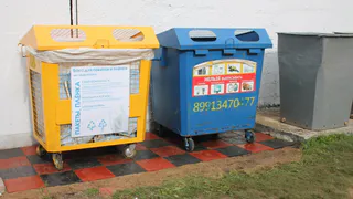 Рязанец обустроил мусорную площадку возле ТЦ плиткой, сделанной из пакетов