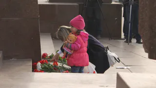 На площадь Ленина приходят люди и возлагают цветы в память о погибших в Керчи