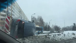 В Нижнекамске на улице Мурадьяна машина вылетела с проезжей части и перевернулась