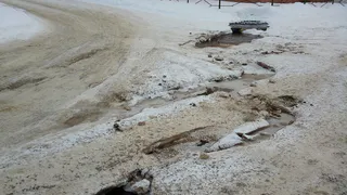 «Из-за вони нельзя открыть окна»: в Солотче возле жилого дома прорвало канализацию