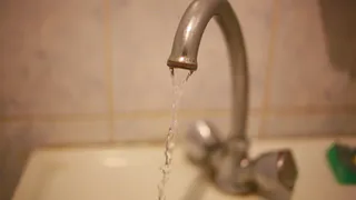 "Вся грязь со дна поднимается и попадает в водопровод": рязанцы пожаловались на неприятный запах воды