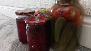 Купила дом-развалюху в глухомани и занялась бизнесом: 40 банок вкусных заготовок в день приносят 300 тысяч ежемесячно 