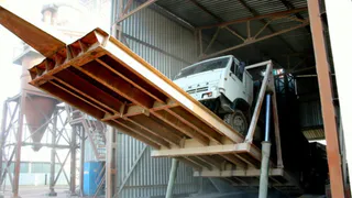 Под Рязанью мужчину придавило прицепом грузовика