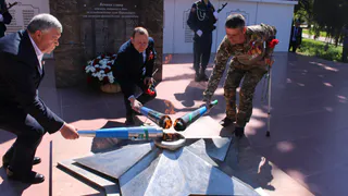 В России зажжены восемьдесят мемориалов "Вечный огонь" в честь 80-летия Победы