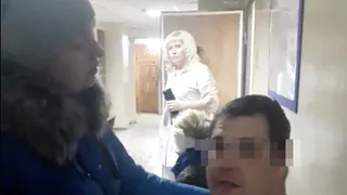 "Он ворвался в регистратуру и стал меня избивать" - врач рассказал о драке в травмпункте