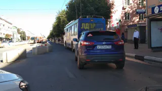 Ждите мощной пробки: на площади Победы легковушка врезалась в троллейбус