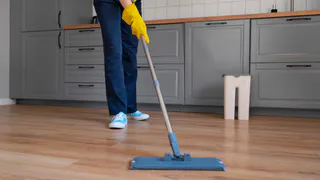 Знакомая уборщица поделилась старым лайфхаком для мытья пола. Всего 1 ингредиент и он блестит как новый