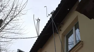 Народный контроль: снег сорвал с крыши дома снегозадержатель