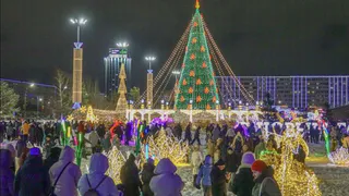 В Набережных Челнах зажгли главную ёлку города, которую посетил Дед Мороз на гоночном КАМАЗе