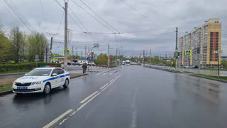 В Чебоксарах школьник на электросамокате попал под колеса автомобиля