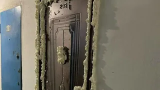 В Челнах соседи заблокировали дверь квартиры монтажной пеной из-за тараканов