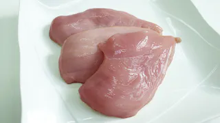 "Там только вода и сплошные антибиотики": Роскачество назвало худшего производителя филе цыпленка. Не вздумайте покупать