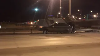 ДТП на выезде из Рязани: легковушка решила перепрыгнуть отбойник