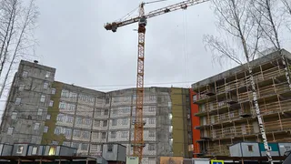 В Магнитогорске мужчина угрожал спрыгнуть с башенного крана