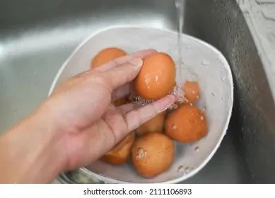 Очистить яйца от скорлупы поможет вода